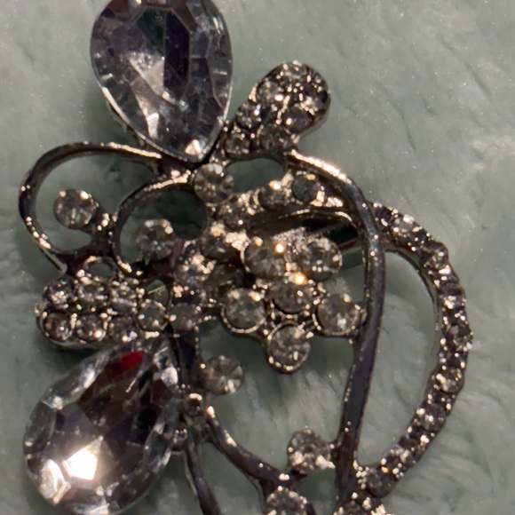 Elegant Silver Crystal Brooch - Picture 2 of 3